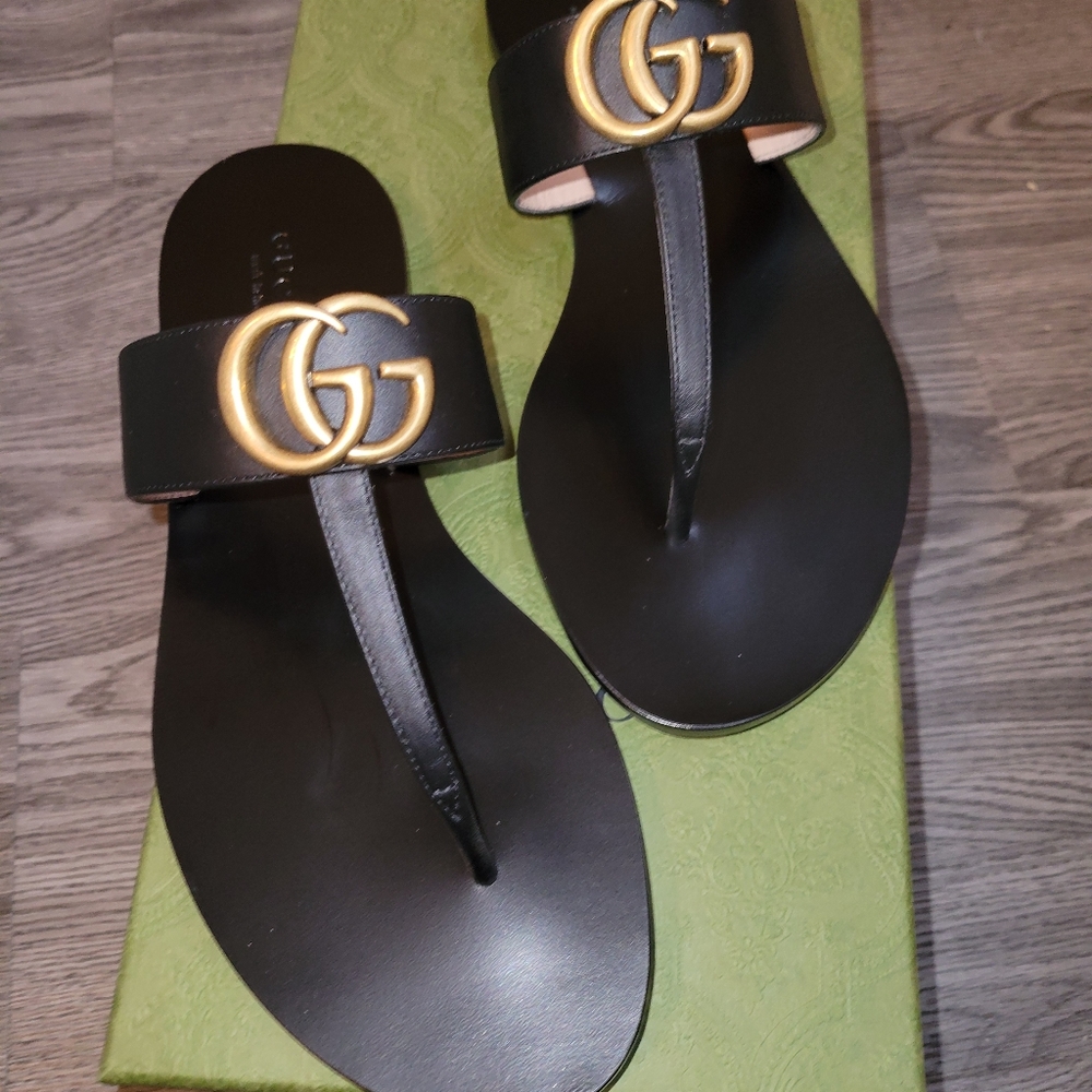 Gucci Leather thong sandal with Double G. Authentic.
